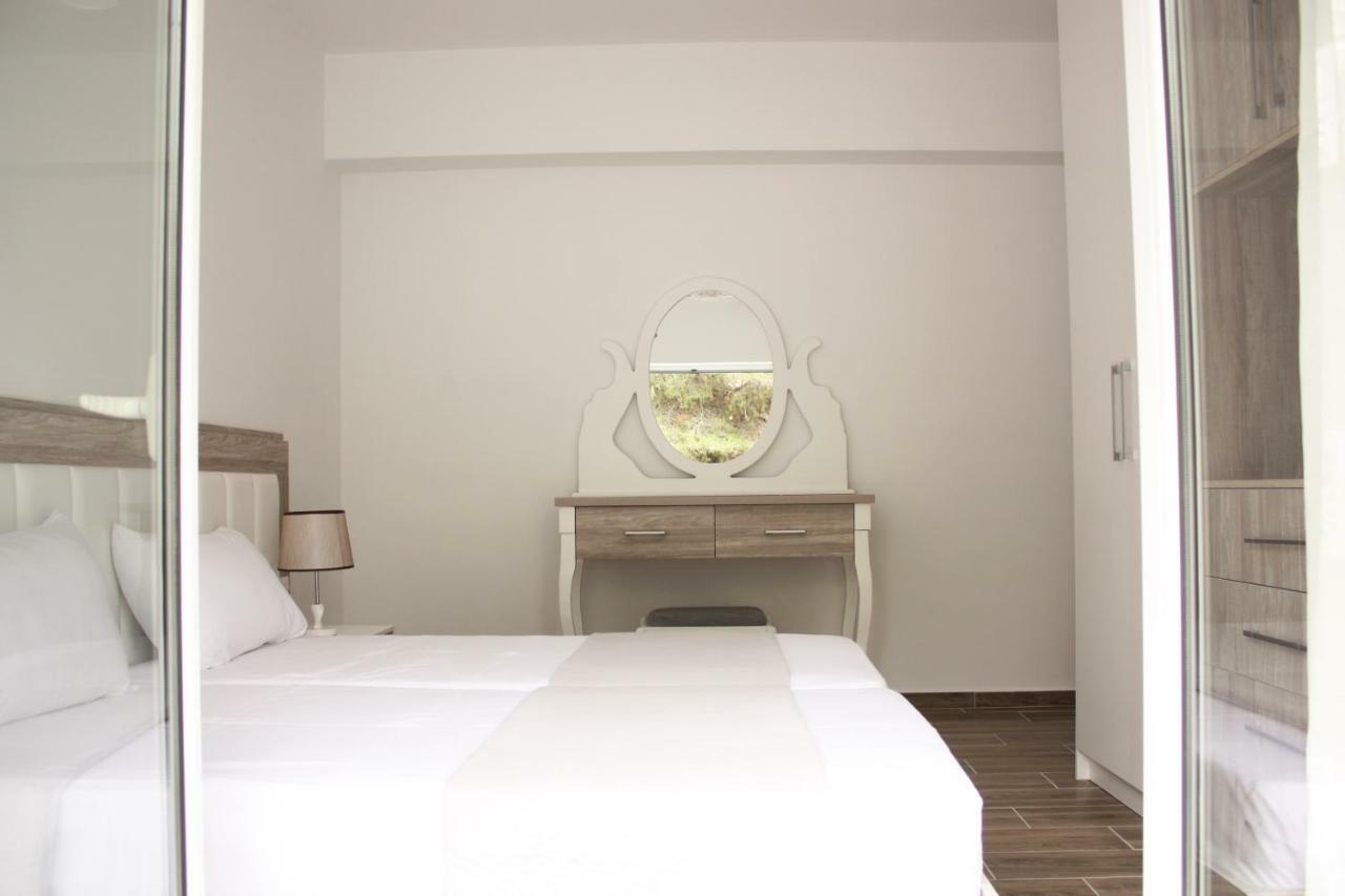 Alexandra'S Apartments ซารานเดอ ภายนอก รูปภาพ